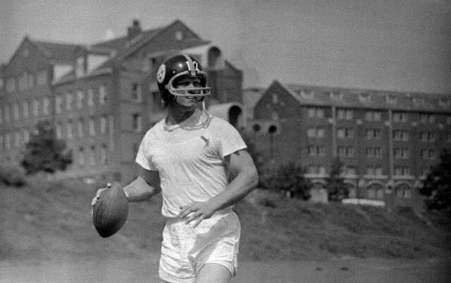 RT @BudDupreeFan: Terry Bradshaw at Saint Vincent College in Latrobe PA. during Steelers training camp in 1974. https://t.co/aDjYsI7kiT