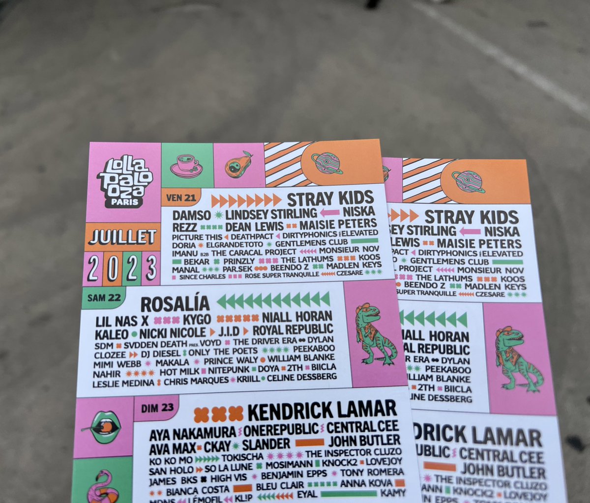 RT @cozyliikerosie: Oh they are distributing Lollapalooza flyers at Blackpink concert at Le Stade de France https://t.co/iIAlLEWHXf