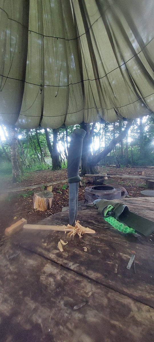 krafty148's tweet photo. Went #oldschool #camo today for the #bushcraftparty Made some #featherstick with my #moraknives  took some #slowmotion video of the #raindrops

#dpm #bushcraft #bushcraftskills #bushcraftknife #moraknivesofsweden #morakniv #parachuteshelter #firedrum https://t.co/j8j4nnfQhx