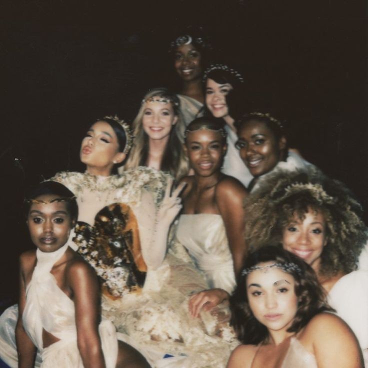 rubuteraa's tweet photo. TODAS referências do clipe "God Is Woman" -uma thread AUTO EXPLICATIVA pt.2 (FINAL) https://t.co/Dc7eOLcy2D