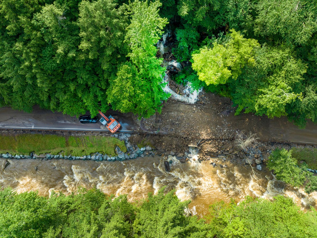 Ripton homes evacuated, 1 destroyed, in Friday night landslide #VTflood23 vtdigger.org/2023/07/15/rip…