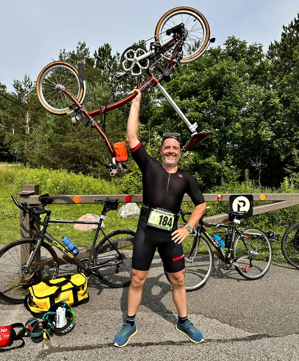 sfyro's tweet image. Q: Can you ride a #Brompton for a triathlon?
A: Hell yes!

This was my 1st 🏊‍♂️ 🚲 🏃‍♂️ and I loved it! Donning my sportiest 🩴s for the 🚲, I was able to do well uphill but was getting destroyed on the flats/downhills. What a great event and 👌🏼 setting!

#ottbike #velogat #Triathon