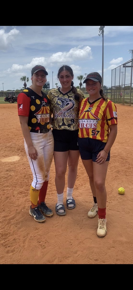 bridgetorchard's tweet photo. Thanks @FGCLsoftball for the opportunity to compete and have some fun this summer! @VUSoftball @LillyStJean38 @MauraMcbreen Kat Gallant 💪😎🥎 https://t.co/qVs5yjYFSm