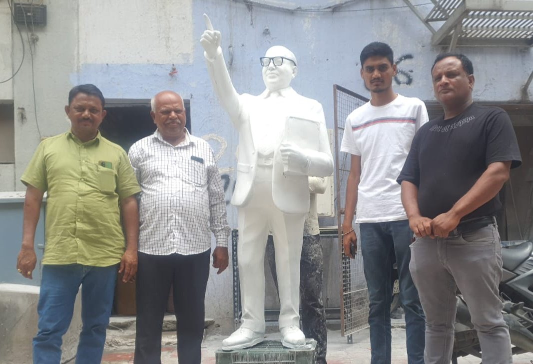 anilllparmar's tweet photo. गुजरात के अरावली जिले के मुख्य मथक मोडासा में नया बसपोर्ट बन रहा है उनके सामने मार्ग पर डॉ. भीमराव आंबेडकर जी का स्टेच्यू सर्कल बना के रखना है  तो हम आज अहमदाबाद स्टेच्यू बनता हैं उधर जाकर स्टेच्यु का परीक्षण किया।
साथ मे बहुजन समाज के कार्यकता साथ आये थे, जय भीम। जय संविधान। https://t.co/xe3sw8oGQH