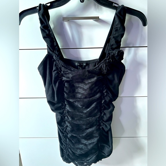 RuarkWendy's tweet photo. So good I had to share! Check out all the items I'm loving on @Poshmarkapp #poshmark #fashion #style #shopmycloset #sourceunknown #inthehouse #fang: https://t.co/BmqhjnE2zk https://t.co/2vHs9Tetg6