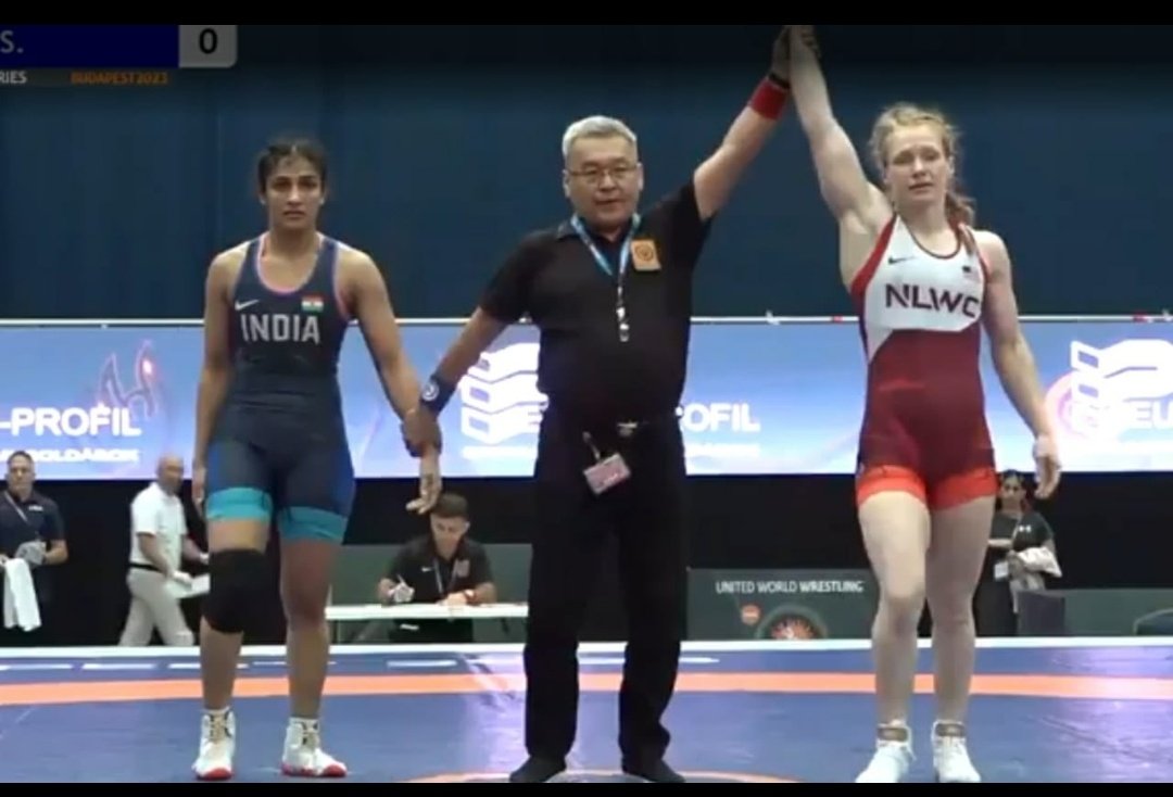 BattaKashmiri's tweet photo. Phogat Didi lost 0-10 at Budapest.

But wants direct entry to Olympics. 

Modi ji kuch kijiye please. https://t.co/uNMcItkGRi