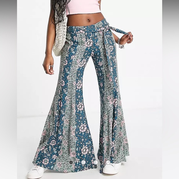 soon2bcourtney's tweet photo. So good I had to share! Check out all the items I'm loving on @Poshmarkapp #poshmark #fashion #style #shopmycloset #freepeople #hm #microlife: https://t.co/70Ru8zrPdl https://t.co/J6T9sBe9ZY