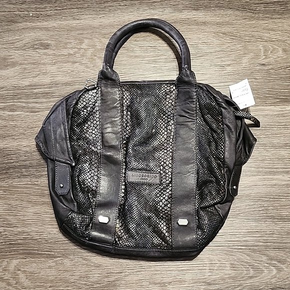 contim2000's tweet image. So good I had to share! Check out all the items I'm loving on @Poshmarkapp from @Chellers1968 #poshmark #fashion #style #shopmycloset #liebeskind #shein #vincecamuto: posh.mk/QVbIjfMtsBb