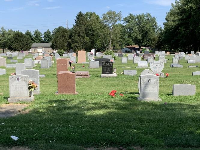 WDRBNews's tweet image. Several graves found in disarray at a Louisville cemetery leave many families angry with questions: wdrb.news/3XUyRRD | @MolJett