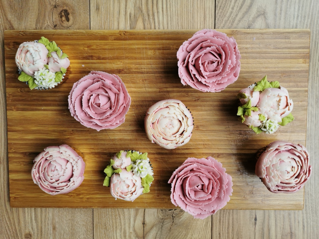 Some pretty roses, peonies and hyacinths to brighten up a rainy weekend. At least all this wet weather is helping the real flowers to grow! ☔️

#cupcakes #cupcakeoftheday #cupcakeinspo #cupcakedecorating #buttercream #edibleflowers #flowercupcakes #floralcupcakes