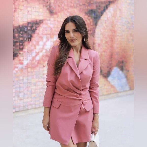 jazamina's tweet photo. So good I had to share! Check out all the items I'm loving on @Poshmarkapp #poshmark #fashion #style #shopmycloset #zara #tornbyronnykobo #candypink: https://t.co/7pR3GIoaNE https://t.co/gRSBbAaaZ4