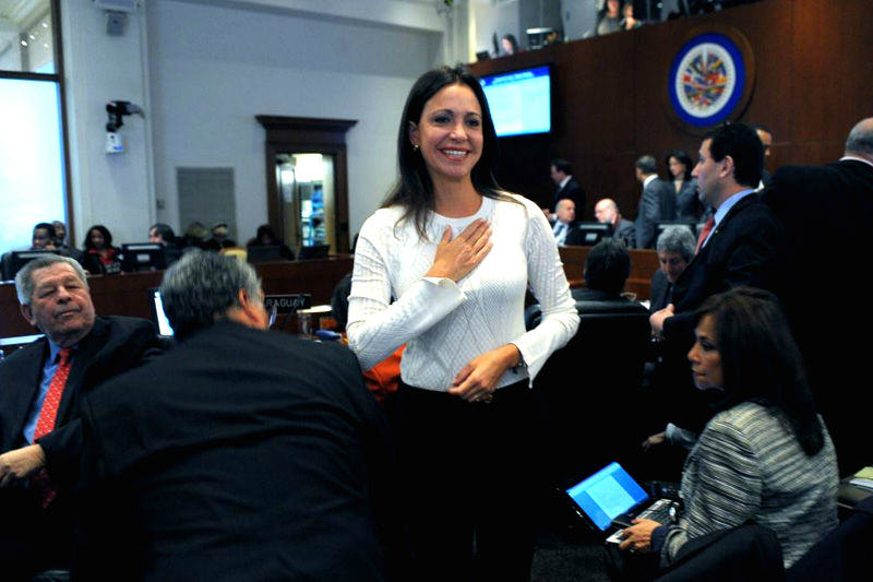 SonPolemicas's tweet photo. María Corina Machado fue para Washington a pedir que una coalición militar bombardeara los barrios de Venezuela y los convirtieran en escombros, como en Siria, sin importarle los miles de muertos que ese ataque causaría...Ahora quiere que esos barrios la reciban "con flores" ? https://t.co/jOc24pm2Yk