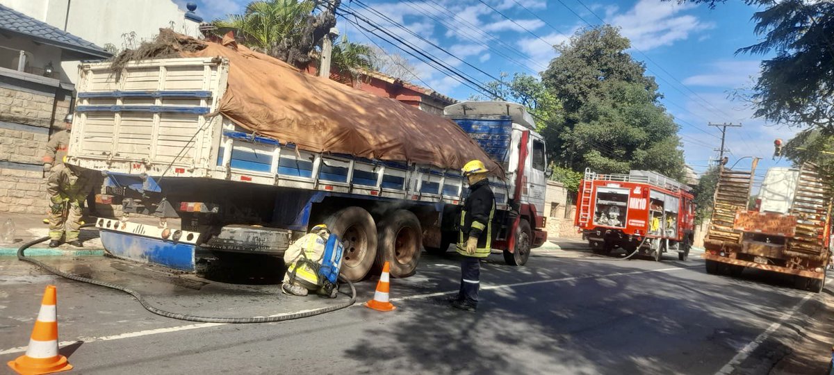 BomberosCaacupe's tweet photo. Siendo las 10:52 horas. Móvil MK10 se dirige a la ruta Mariscal Estigarribia casi Asunción para verificación de un incendio vehicular. Llegado al lugar se constata de un camión de mediano porte. Voluntarios de nuestra Institución procedieron al control y extinción del mismo. https://t.co/UssvLpzGLt