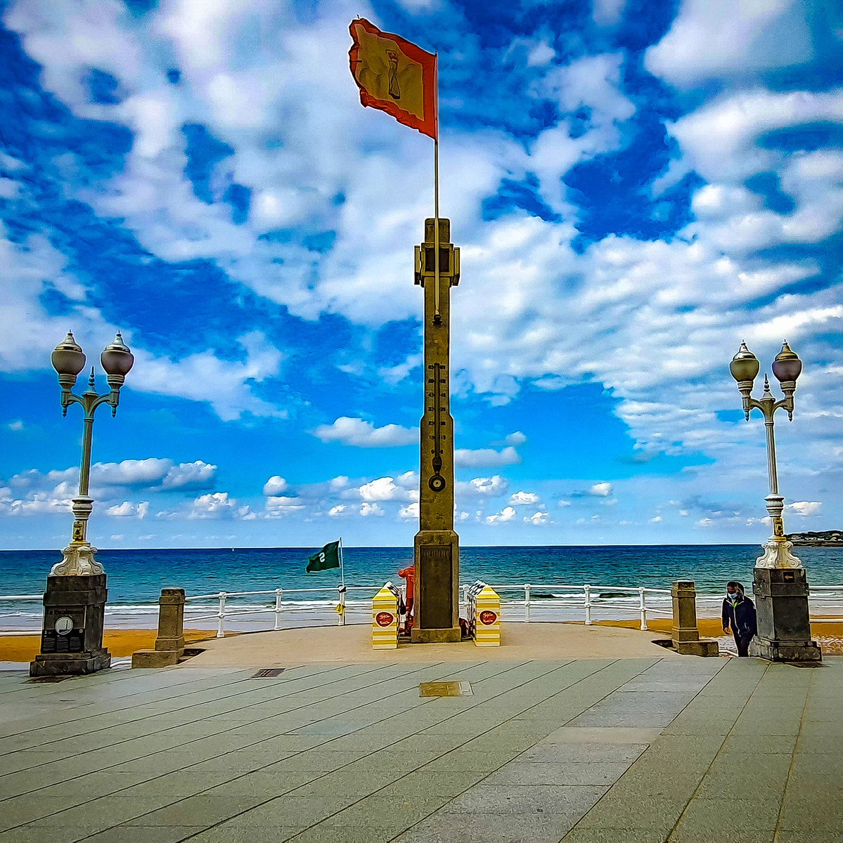 BomberosGijon's tweet photo. Hace hoy 90 años se inauguraba La Escalerona, la número 4 de la playa de San Lorenzo.
Siendo alcalde Don Gil Fernández Barcia, y con diseño del arquitecto municipal Don José Avelino Díaz Fernández-Omaña, se construyó en algo más de un mes, teniendo un coste de 100.000 pesetas. https://t.co/bXz5Jquhuf