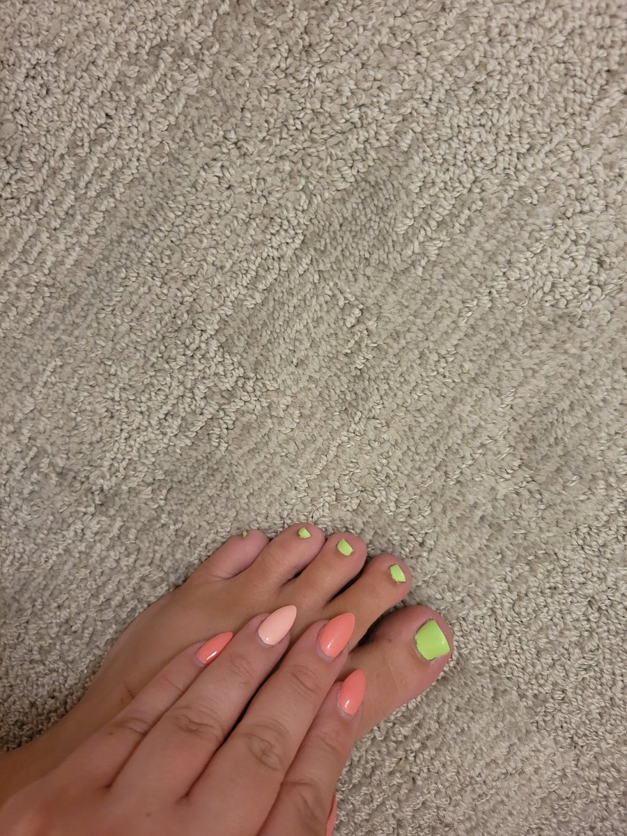 ladywhit3's tweet photo. Happy Saturday! 
Love these colors together 🤩🩷💚
#feetpicsforsales #feet_lover #feetseller #feetworshi̇p #feetfetish #toesathome #sellingcontent #feet #feetfinder #feetinthesheets https://t.co/ZqGKOl9y1D
