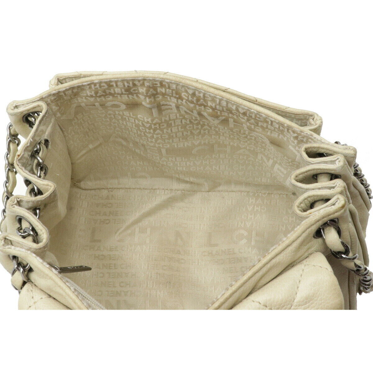 Chic and timeless: CHANEL 2.55 Matelasse Chain Shoulder Bag in Beige Leather. 
#IconicStyle #ClassicElegance #Vivek #SaturdayMorning #SaturdayVibes #Caturday #Jabeur #luxurystyle #lovemi  #HandbagLove #Fashionista #handbag  #handbag #bagetsalter