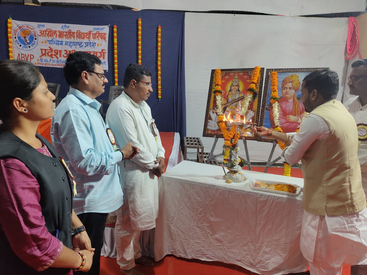AbvpPaschimMaha's tweet photo. कविवर्य मोरोपंत यांच्या कर्मभूमी बारामती येथे होणाऱ्या पश्चिम महाराष्ट्र प्रदेशाच्या प्रदेश अभ्यासवर्गाचे उद्घाटन राष्ट्रीय मंत्री कु. अंकिता पवार, प्रदेश अध्यक्ष प्रा. निर्भय विसपुते, प्रदेश मंत्री ॲड. अनिल ठोंबरे, प्रदेश संघटन मंत्री श्री. अभिजीत पाटील,

#ABVPPaschimMaha 
(१/२) https://t.co/7O8fOuySn4