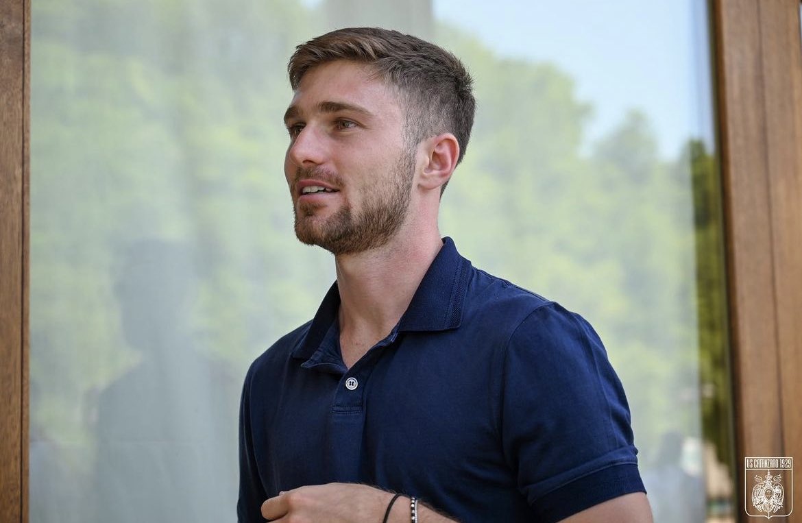 MondoCalcio_it's tweet photo. Andrea Ghion, centrocampista italiano classe 2000, è ufficialmente un nuovo calciatore del Catanzaro. Arriva dal Sassuolo con la formula del prestito secco fino al 30 giugno 2024. #Calciomercato #Catanzaro #Sassuolo #Ghion https://t.co/CzVM5cDgzC