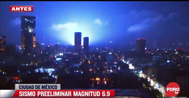 mister_truman's tweet photo. @SouthlandPost Earthquake lights caused by strong earthquake in Mexico https://t.co/l3ZrohOKs3