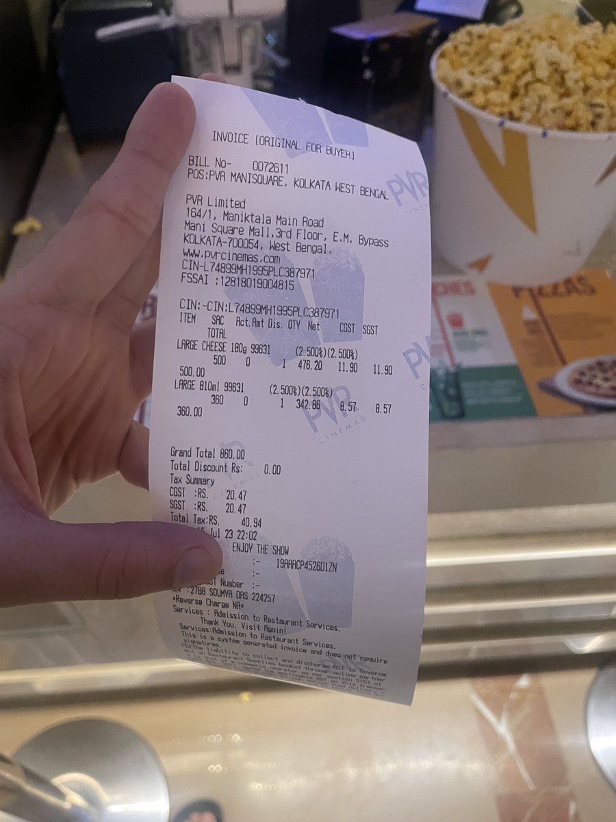 daksh_singhi's tweet photo. .⁦@_PVRCinemas⁩ Rs 860 for a large popcorn and a large Pepsi?? Do not be fooled when they say free refill its only available on mega and large popcorn and pepsi respectively!! No wonder the empty theatres!!! https://t.co/AZGsALpjcd