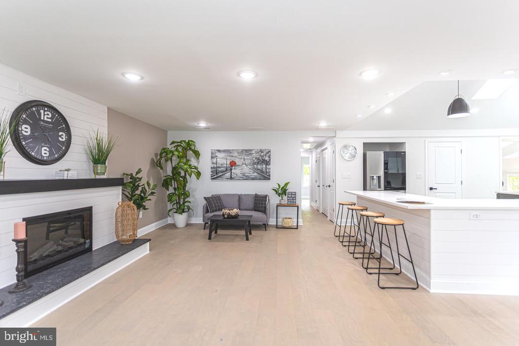 ColleenatRemax's tweet photo. This 4 BED home won't last long! Ping me for details or a showing. #realestate  https://t.co/bYKFmrmbWO https://t.co/wUj6KwiS6G