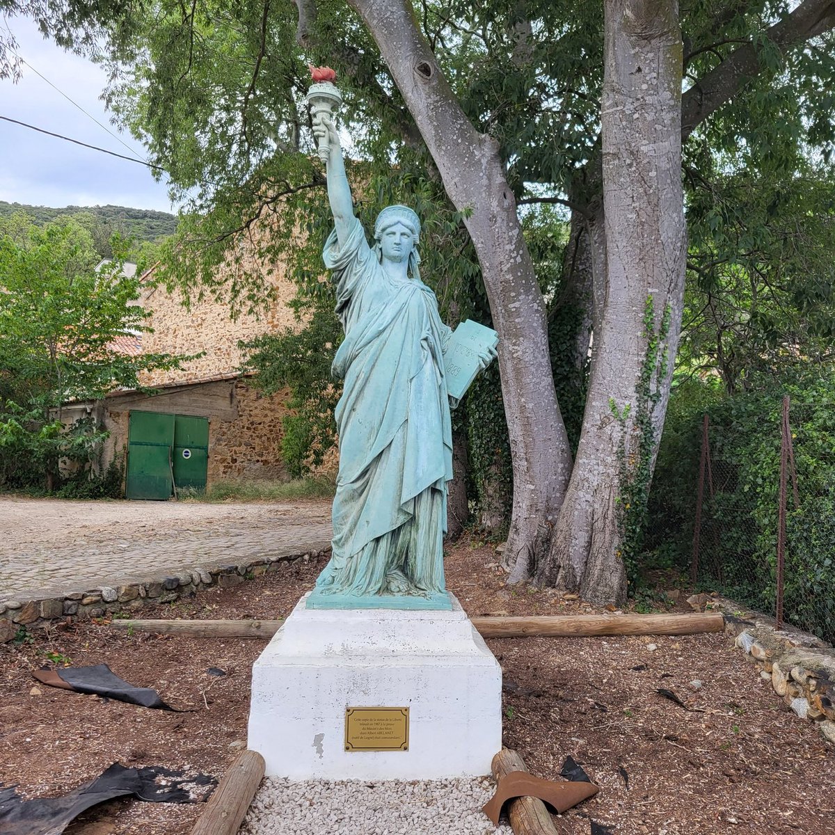 e_di_th's tweet photo. #statuedelaliberte #lugné #hérault https://t.co/4FgQ1NIZCj