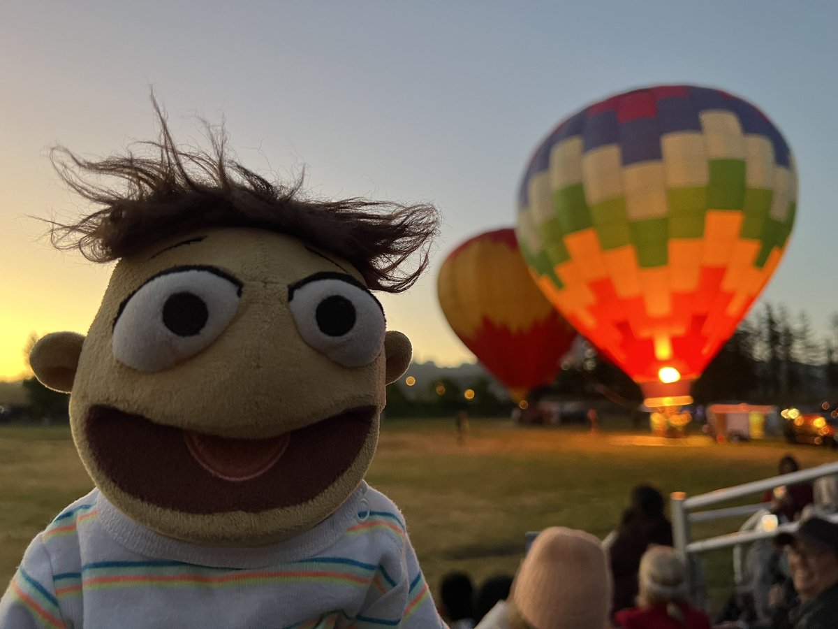 littlewaltercon's tweet photo. I woke up very very early to go to a localish hot air balloon festival. #dawnpatrol #hotairballoon #SCHABC https://t.co/5kAnJAf7Wy