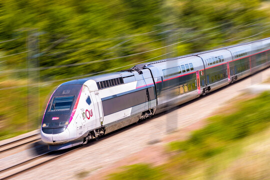 BB37000_Parodie's tweet photo. 🔴Alerte info

Un Régulateur envoie volontairement 10 TGV Sud-est vers Guéret pour augmenter artificiellement le taux de touristes dans la Creuse.

"Nous sommes content de les recevoir mais nous n'avons pas assez d’hôtels pour les loger" déclare le chef de gare. https://t.co/rWcvXvGTYh