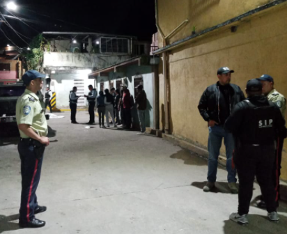 rcamachovzla's tweet photo. Bandas delictivas asesinaron a funcionario del Cicpc en La Dolorita

La noche de este viernes, 14 de julio, fue asesinado el Detective del Cuerpo de Investigaciones Científicas Penales y Criminalísticas, Ángel David Ramírez Fuentes, en el Callejón Terraza de Campo Claro, en La Dolorita, en el municipio Sucre del estado Miranda. Antisociales de la zona lo habrían sometido y efectuado múltiples disparos.

El detective se encontraba en su casa cuando fue sorprendido por delincuentes que lo buscaron y se lo llevaron hasta el callejón, cerca de la cancha del polideportivo La Dolorita, donde le efectuaron más de 20 disparos. Los sujetos armados huyeron del sitio y dejaron el cadáver del funcionario en el lugar.

Autoridades manejan la venganza como móvil del hecho. Habitantes de La Dolorita informaron que Ramírez había tenido problemas con la banda meses atrás.

El detective estaba adscrito a inspectoría región capital del Cicpc, tenía un año en la institución. Extraoficialmente se pudo conocer que el funcionario era objeto de medidas disciplinarias y estaba siendo investigado.

https://t.co/iWmbMy8BHn