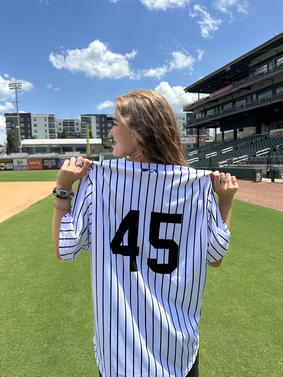 BhamBarons's tweet photo. It’s 90’s Night at Regions Field! 9️⃣0️⃣

Tonight, as part of our Salute to the 1993 Southern League Champion Birmingham Barons, the Barons will wear specialty throwback jerseys! 🔥

🧵1/2 https://t.co/Z9ng4rPA1Z
