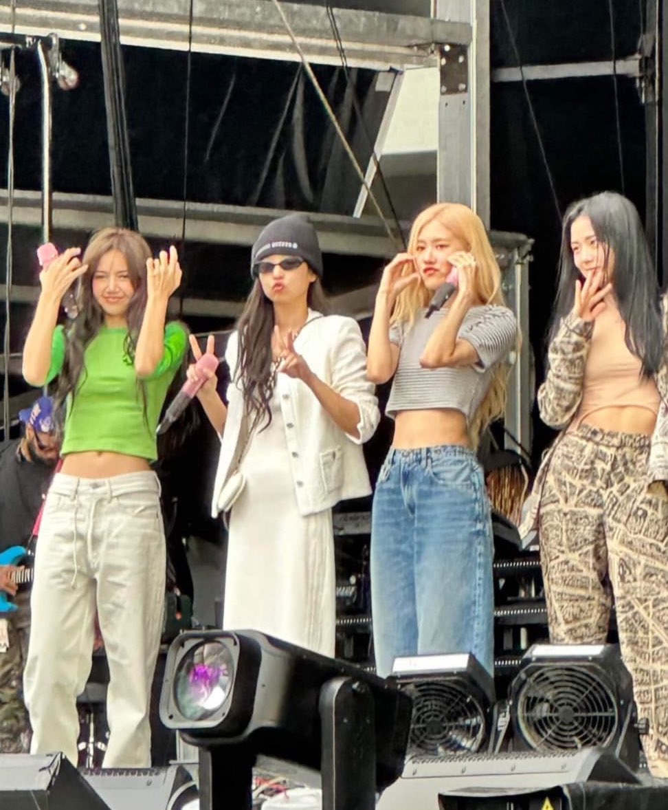 blckpinkpic's tweet photo. BLACKPINK https://t.co/sdjCwNOs88