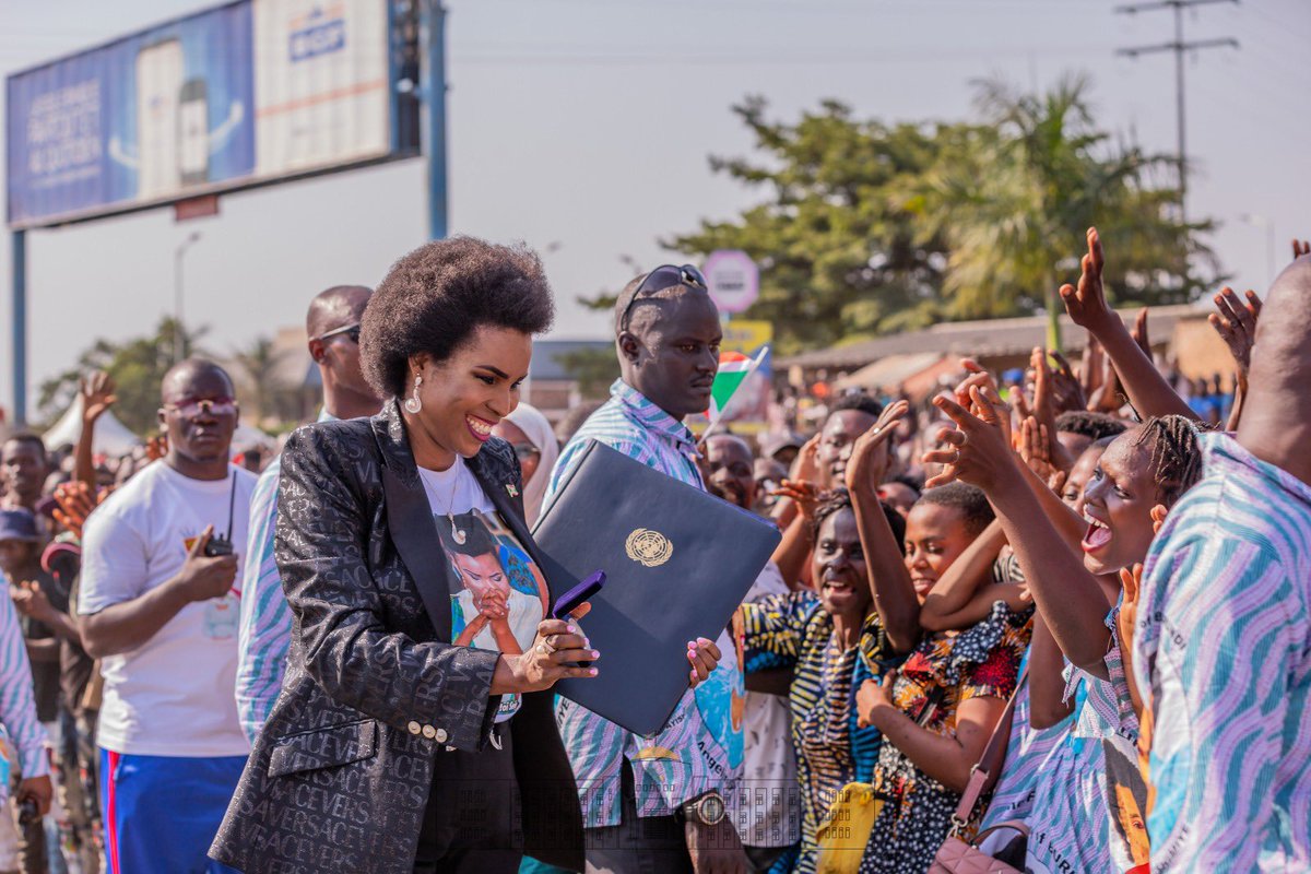 NtareHouse's tweet photo. La Première Dame du #Burundi SE Angeline Ndayishimiye a été chaleureusement accueillie à son retour d’une mission effectuée à  New York où  le Prix des Nations Unies pour la Population-2023 lui a été décernée, en reconnaissance de son action en faveur de la population burundaise. https://t.co/aWjKn6jSvp