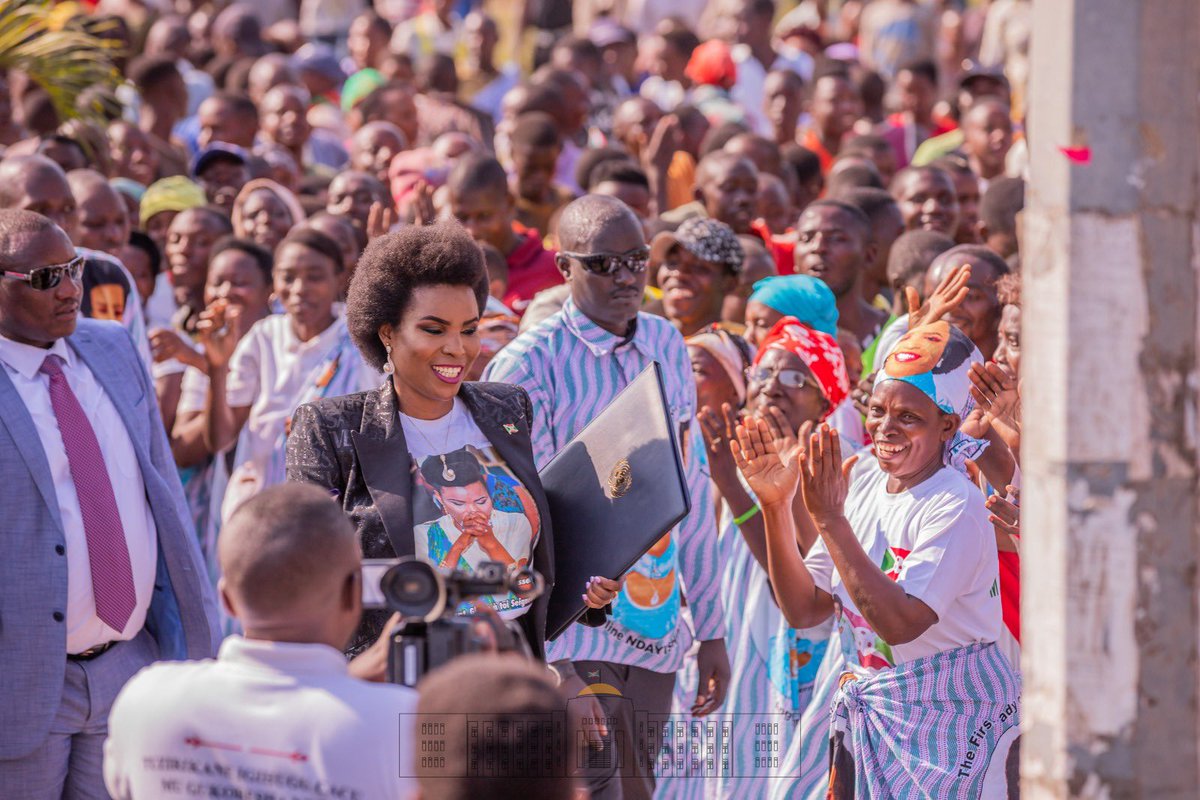 NtareHouse's tweet photo. La Première Dame du #Burundi SE Angeline Ndayishimiye a été chaleureusement accueillie à son retour d’une mission effectuée à  New York où  le Prix des Nations Unies pour la Population-2023 lui a été décernée, en reconnaissance de son action en faveur de la population burundaise. https://t.co/aWjKn6jSvp