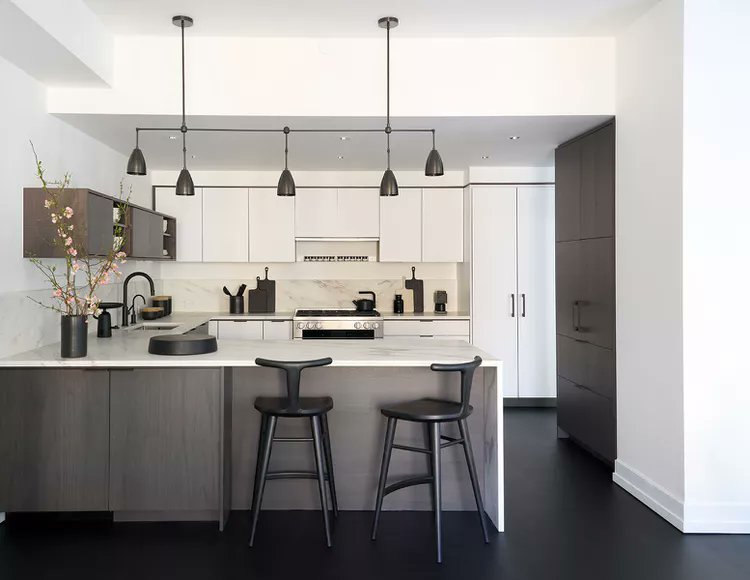 RealtorLauraP's tweet photo. Something as simple as two-tone cabinets can be game-changing for a #kitchen. #hometips  https://t.co/KW6NRJTo7G https://t.co/38zEZKG02w