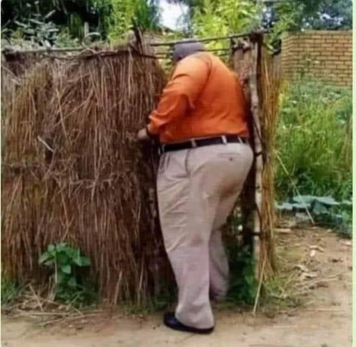 AdrianoBoba's tweet image. C'est ce qui se passe lorsque vous refusez d'investir dans votre village et que vous vous rendez chez vous en vacances ou pour une cérémonie.@AleshOfficiel @chauffeur243 @IsralMutombo11