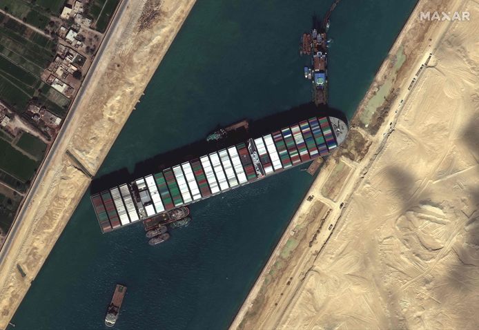 BartGonnissen's tweet photo. 1/x Na 2,5 jaar krijgen we eindelijk het onderzoeksrapport over de stranding van de Ever Given in het Suez kanaal. Een volle 68 pagina's met veel prentjes.... (ahum...) van de Panama Maritime Authority (vlaggenstaat van de E.G.). De info in het rapport komt voornamelijk van de https://t.co/XZCKv5MskI