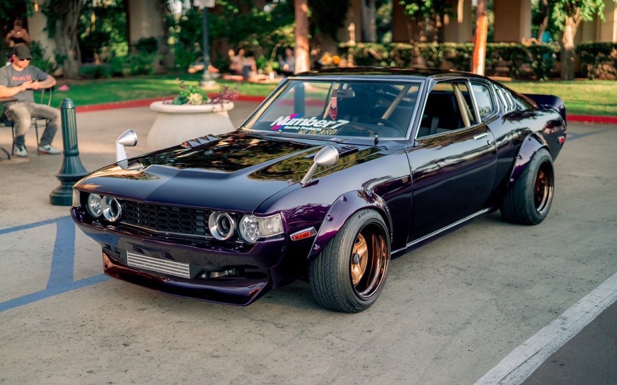 '77 Toyota Celica Liftback GT - Un 1JZ pour la Mustang japonaise !
Clique sur cette photo pour lire l'article 👇👇👇
#DLEDMV #Youngtimer #1JZGTE #Bringatrailer #celica #Lifback #swap #toyota #turbo #Veilside #WorkEquip

delessencedansmesveines.com/2023/07/toyota…