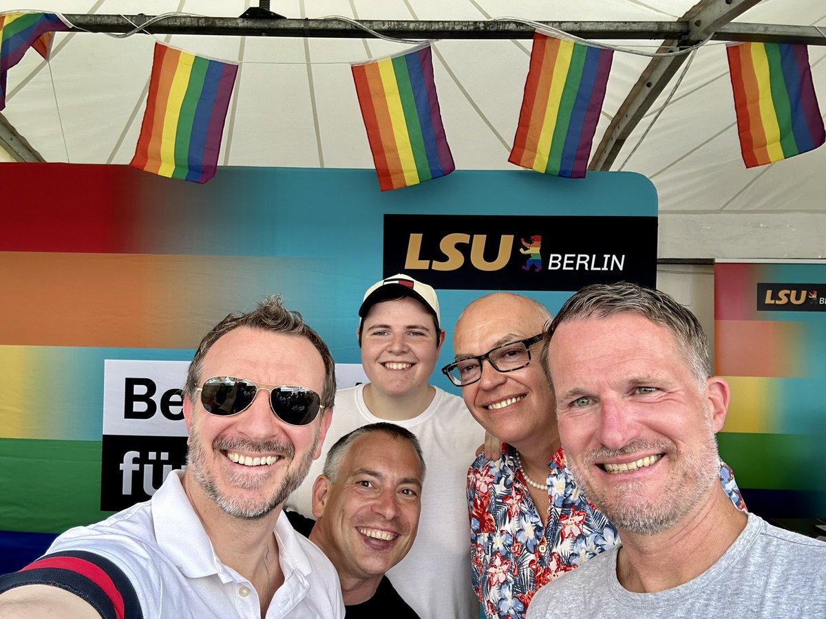JM_Luczak's tweet photo. Der halbe Senat auf dem #Motzstrassenfest im Regenbogenkiez - und der @kaiwegner auf dem roten Sofa auf der Bühne. Ein klares Signal für Vielfalt und Toleranz in der tollsten Stadt der Welt!🏳️‍🌈

@cduberlin @BerlinGestalter @ChialoJoe @TSgestalten @CanselK @LSUBerlin @LSU_Bund https://t.co/DQ5aOKQxBf