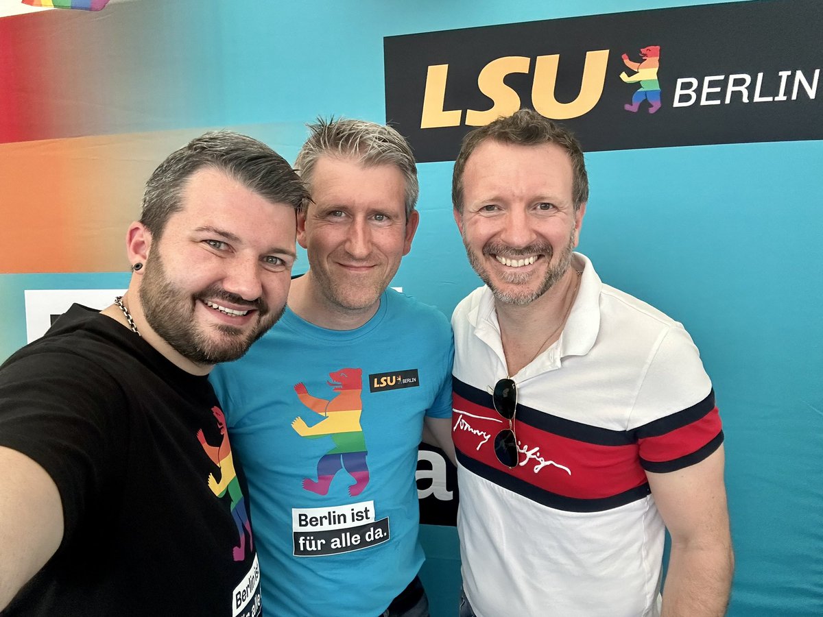 JM_Luczak's tweet photo. Der halbe Senat auf dem #Motzstrassenfest im Regenbogenkiez - und der @kaiwegner auf dem roten Sofa auf der Bühne. Ein klares Signal für Vielfalt und Toleranz in der tollsten Stadt der Welt!🏳️‍🌈

@cduberlin @BerlinGestalter @ChialoJoe @TSgestalten @CanselK @LSUBerlin @LSU_Bund https://t.co/DQ5aOKQxBf
