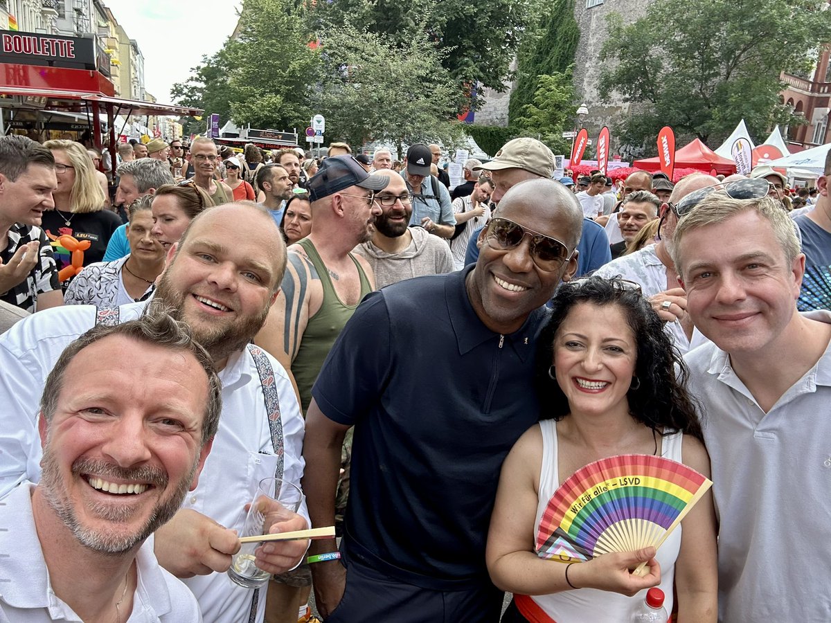 JM_Luczak's tweet photo. Der halbe Senat auf dem #Motzstrassenfest im Regenbogenkiez - und der @kaiwegner auf dem roten Sofa auf der Bühne. Ein klares Signal für Vielfalt und Toleranz in der tollsten Stadt der Welt!🏳️‍🌈

@cduberlin @BerlinGestalter @ChialoJoe @TSgestalten @CanselK @LSUBerlin @LSU_Bund https://t.co/DQ5aOKQxBf