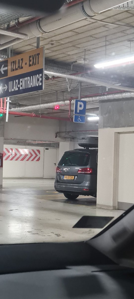 Blagoje83's tweet photo. U Srbiji s(v)e može.
#adamol
#invalid
#parking
#debil https://t.co/FAxCTF9GHk
