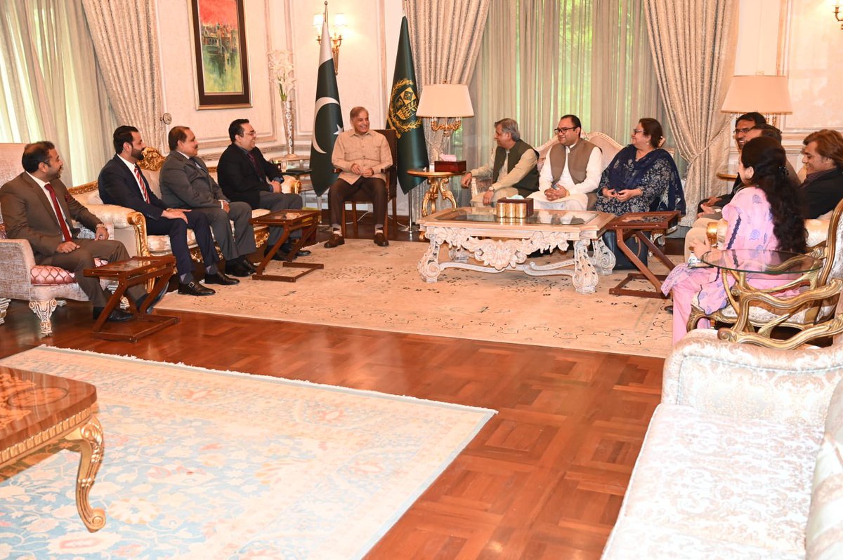 آج اولڈ راوین یونین کے وفد سے ملاقات نے زمانہِ طالب علمی کے اس دور کی یاد تازہ کردی جب گورنمنٹ کالج لاہور میں ہم زیر تعلیم تھے. یہ وہ سنہری دور تھا جب اساتذہ اپنے طالب علموں کی اپنے بچوں کی طرح تعلیم و تربیت کیلئے دن رات محنت کرتے تھے اور شاگرد اپنے اساتذہ کی قدر کرنے میں کوئی