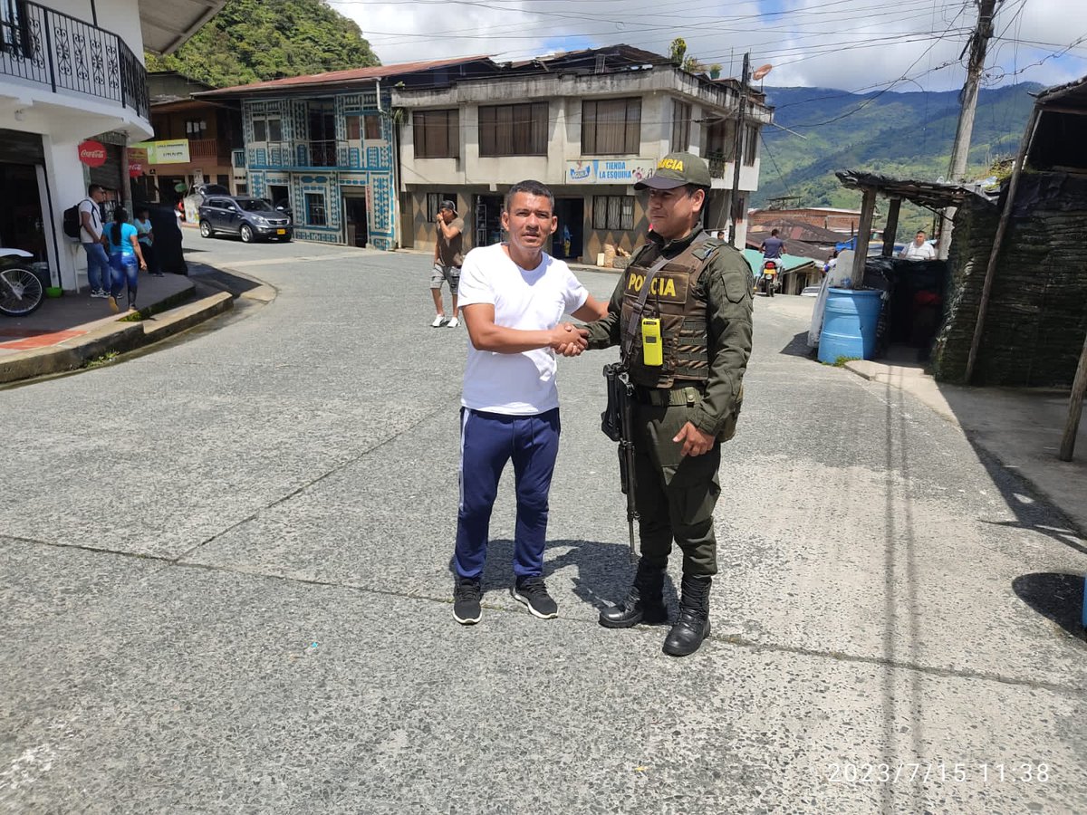 PoliciaNarino's tweet photo. Desde el corregimiento de #Altaquer continuamos trabajando de la mano con la comunidad, entregando recomendaciones de seguridad y convivencia que contribuyan a la disrupcion del delito y el fortalecimiento de la seguridad y sana convivencia.
#DiosYPatria https://t.co/sg1XPKH37e