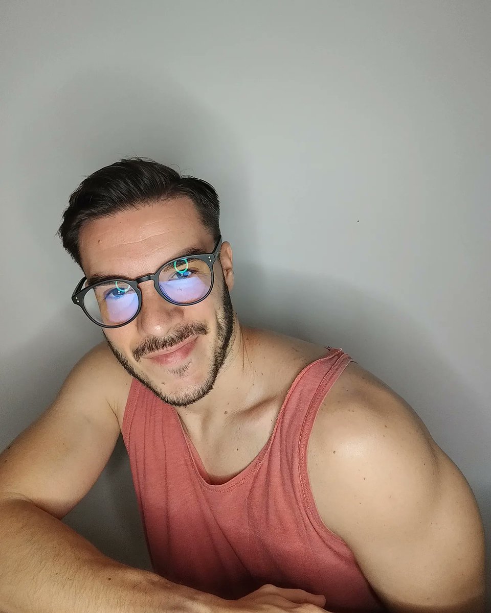 Nombreinvalido's tweet photo. Finjamos que no estoy muerto ni tengo la camiseta del revés. https://t.co/YStQCFJDje