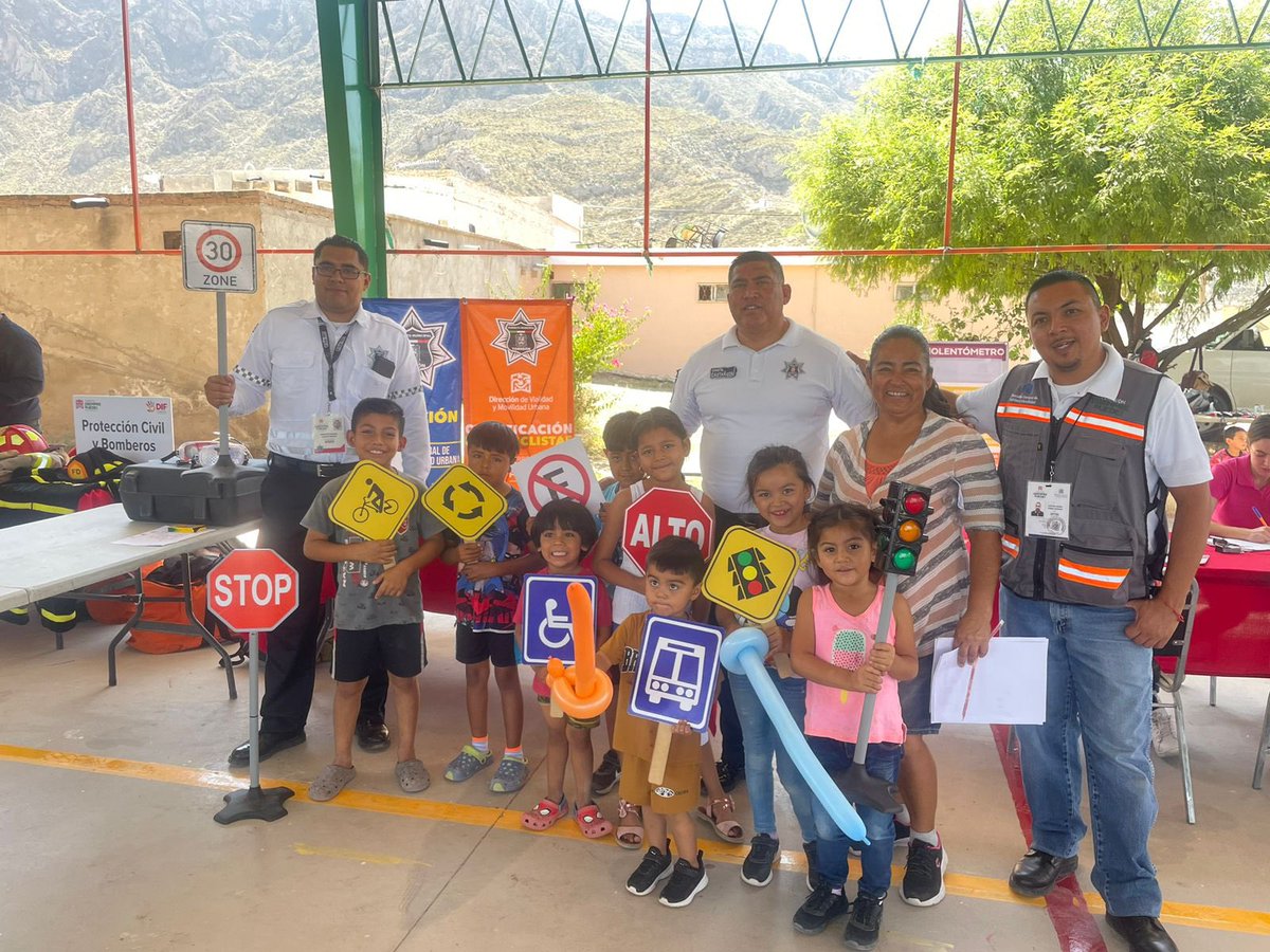 #EducaciónVial 👮🏻‍♀️
La Dirección General de Vialidad y Movilidad Urbana presente en “Torreón Siempre Contigo”, en el Ejido Juan Eugenio, donde los niños y niñas aprenden la importancia de las señales de tránsito.

#VialidadTorreón #SeguridadVial #TorreónSiemprePuede