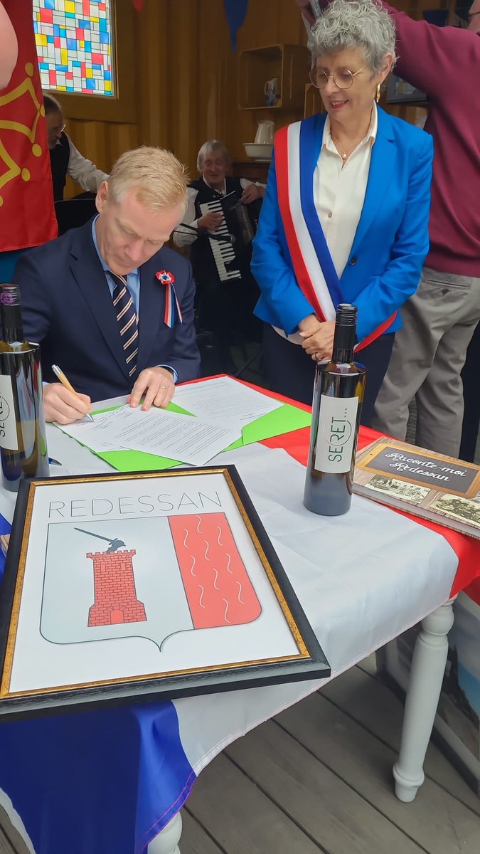 Redessan_mairie's tweet photo. 🇮🇪 Irlande / France 🇫🇷 

#Portarlington et #Redessan sont désormais jumelées !

Merci à nos amis irlandais pour la chaleur de leur accueil !

Merci M. l’ambassadeur de France et  Mme la secrétaire d’Etat à l’Agriculture d’être venus assister à la signature de la charte. https://t.co/lxiEmac2xj