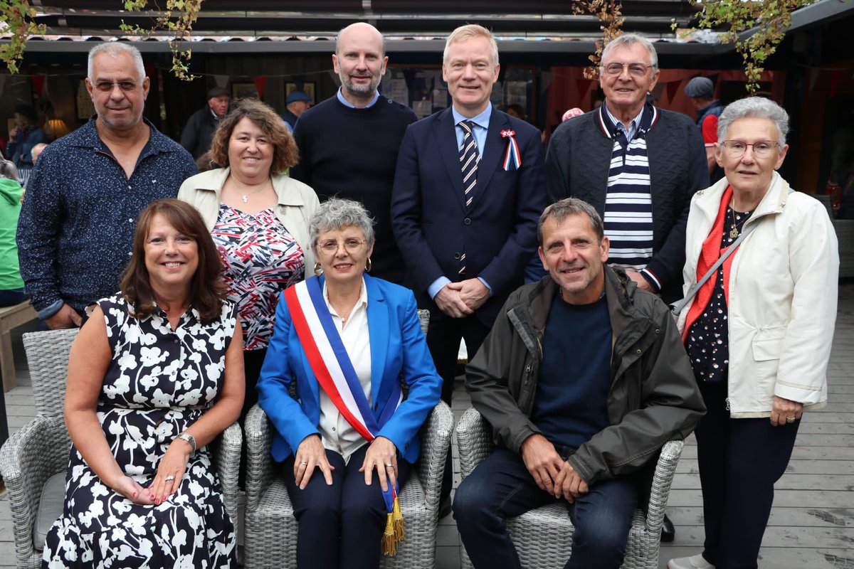 Redessan_mairie's tweet photo. 🇮🇪 Irlande / France 🇫🇷 

#Portarlington et #Redessan sont désormais jumelées !

Merci à nos amis irlandais pour la chaleur de leur accueil !

Merci M. l’ambassadeur de France et  Mme la secrétaire d’Etat à l’Agriculture d’être venus assister à la signature de la charte. https://t.co/lxiEmac2xj