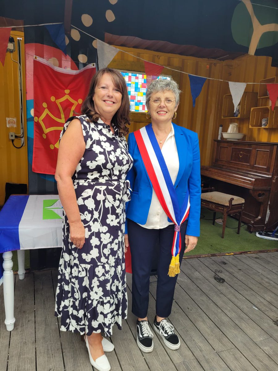 Redessan_mairie's tweet photo. 🇮🇪 Irlande / France 🇫🇷 

#Portarlington et #Redessan sont désormais jumelées !

Merci à nos amis irlandais pour la chaleur de leur accueil !

Merci M. l’ambassadeur de France et  Mme la secrétaire d’Etat à l’Agriculture d’être venus assister à la signature de la charte. https://t.co/lxiEmac2xj