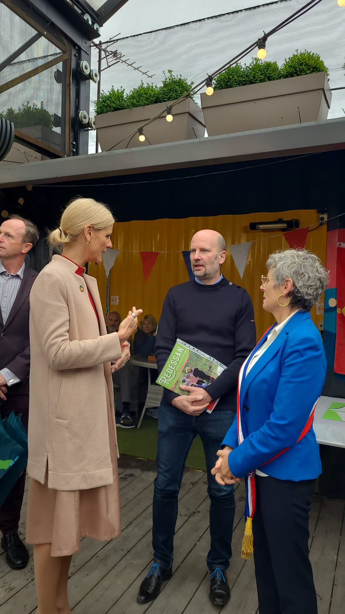 Redessan_mairie's tweet photo. 🇮🇪 Irlande / France 🇫🇷 

#Portarlington et #Redessan sont désormais jumelées !

Merci à nos amis irlandais pour la chaleur de leur accueil !

Merci M. l’ambassadeur de France et  Mme la secrétaire d’Etat à l’Agriculture d’être venus assister à la signature de la charte. https://t.co/lxiEmac2xj