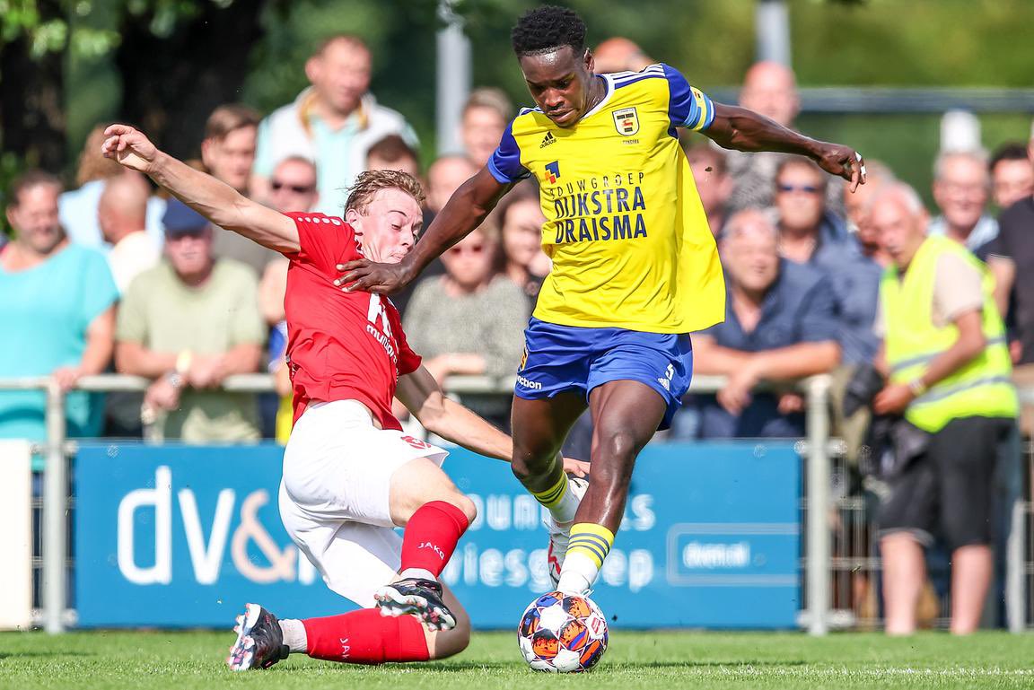 HarkemaseBoys's tweet photo. Einde wedstrijd. @SCCambuurLwd is net een maatje te groot voor Harkemase Boys. @Scktille bedankt voor de gastvrijheid! 
#CAMHAR 4-0

Foto’s: https://t.co/AIi1Rcm4sq https://t.co/PKOrzFq3mE